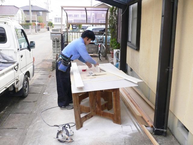 栃木小山　浴室開口部の木材を作成中の職人